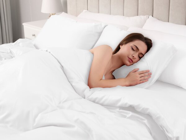 Biante Saténové posteľné obliečky ST-001 Biele Dvojlôžko francúzske 200x200 a 2ks 70x90 cm