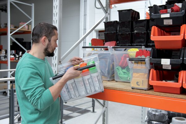 Plastový úložný box na kolieskach NUK6H 49 l - priehľadná