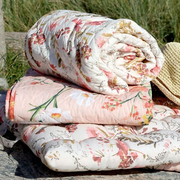 Ružový bavlnený prehoz s kvetmi Aix Quilt Wild Flowers - 130*180 cm - Chic Antique