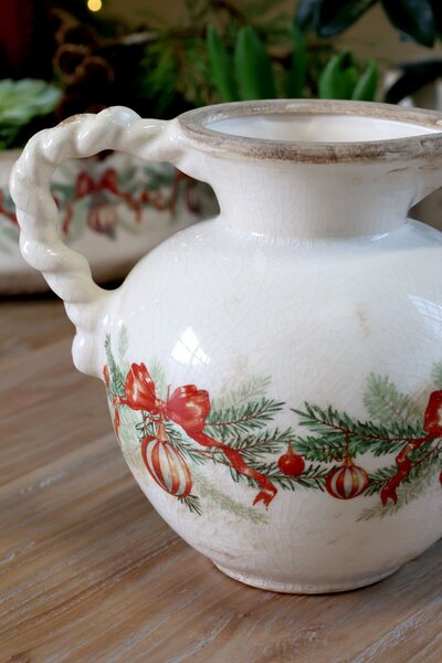 Béžový keramický džbán s vianočnými ozdobami Christmas Bow & Bauble - 20,5 * 18,5 cm - Chic Antique