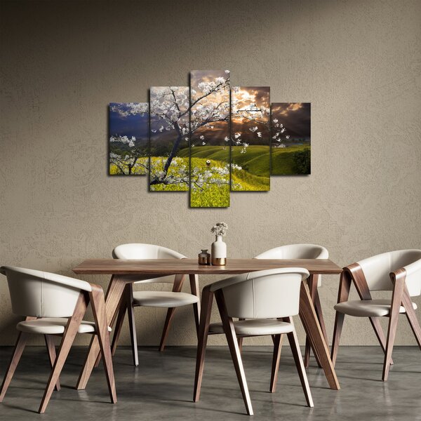 Obraz - Rozkvitnutý strom v krajine (150x105 cm)