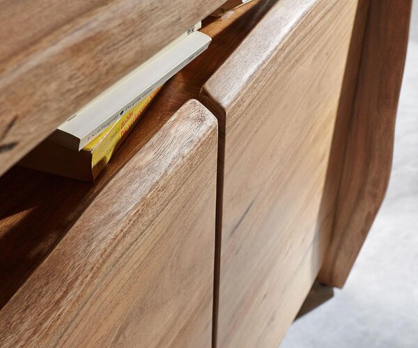 DELIFE Komoda Live-Edge 145 cm akácia prírodná 3 dvierka