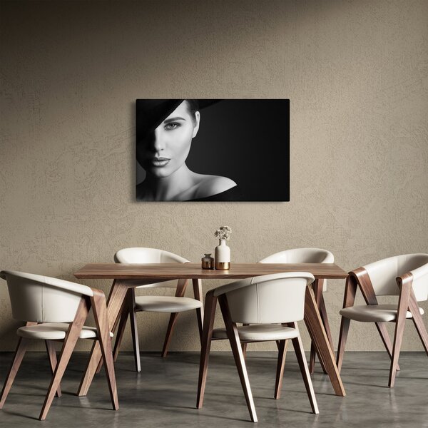 Obraz - Čiernobiely portrét ženy v klobúku (90x60 cm)