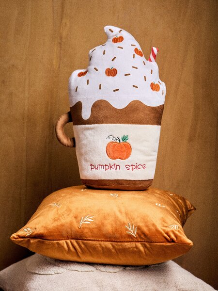 Sinsay - Dekoratívny vankúš v tvare nápoja Pumpkin Spice Latte - viacfarebná