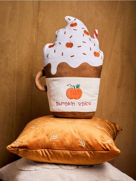 Sinsay - Dekoratívny vankúš v tvare nápoja Pumpkin Spice Latte - viacfarebná