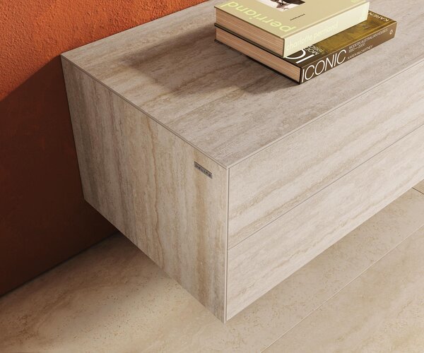DELIFE TV stolík Cuor 180 cm keramika Laminam® Travertino Bianco krémovo biela 1 výklopné dvierka 2 zásuvky závesné