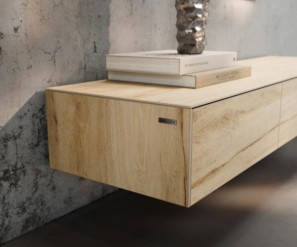 DELIFE TV stolík Cuor 150 cm keramika Laminam® sabbia v dubovej farbe 1 výklopné dvierka 1 zásuvka závesný
