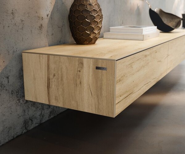 DELIFE TV stolík Cuor 200 cm keramika Laminam® sabbia v dubovej farbe 1 výklopné dvierka 1 zásuvka závesné