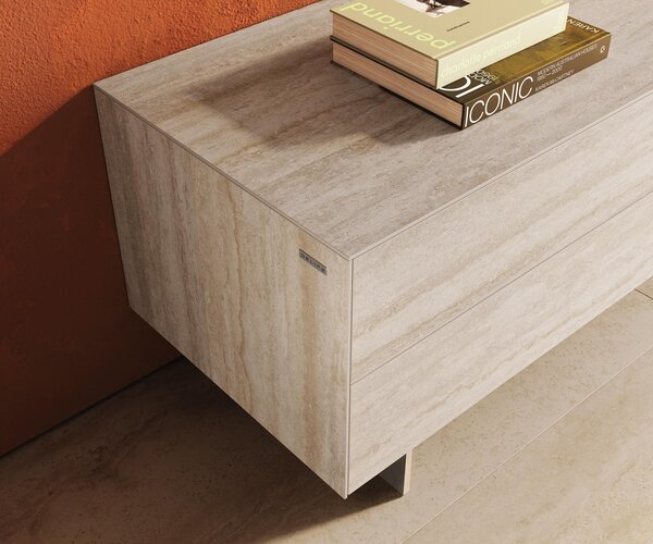 DELIFE TV stolík Cuor 180 cm keramika Laminam® Travertino Bianco krémovo biela 1 výklopné dvierka 2 zásuvky podstava závesná nerezová oceľ