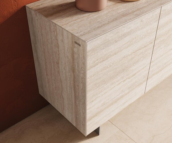 DELIFE Komoda Cuor 150 cm keramika Laminam® Travertino Bianco krémovo biela 3 dvierka podstava závesná nerezová oceľ