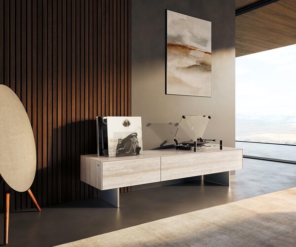 DELIFE TV stolík Cuor 150 cm keramika Laminam® Travertino Bianco krémovo biela 1 výklopné dvierka 1 zásuvka podstava závesná nerezová oceľ