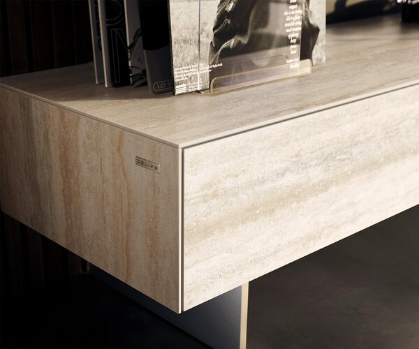 DELIFE TV stolík Cuor 150 cm keramika Laminam® Travertino Bianco krémovo biela 1 výklopné dvierka 1 zásuvka podstava závesná nerezová oceľ