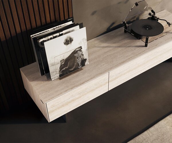 DELIFE TV stolík Cuor 150 cm keramika Laminam® Travertino Bianco krémovo biela 1 výklopné dvierka 1 zásuvka podstava závesná nerezová oceľ