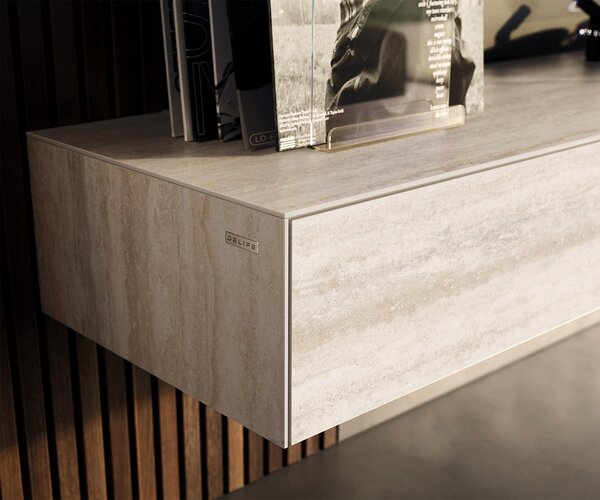 DELIFE TV stolík Cuor 150 cm keramika Laminam® Travertino Bianco krémovo biela 1 výklopné dvierka 1 zásuvka závesné