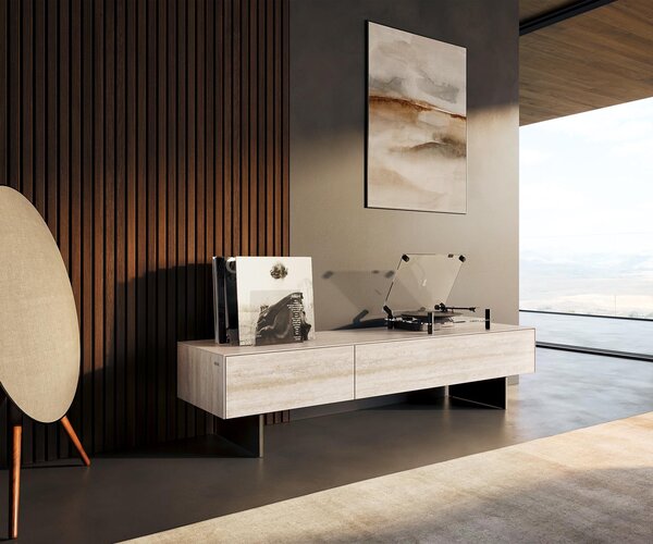 DELIFE TV stolík Cuor 150 cm keramika Laminam® Travertino Bianco krémovo biela 1 výklopné dvierka 1 zásuvka podstava závesná kov čierna