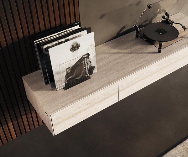 DELIFE TV stolík Cuor 150 cm keramika Laminam® Travertino Bianco krémovo biela 1 výklopné dvierka 1 zásuvka závesné