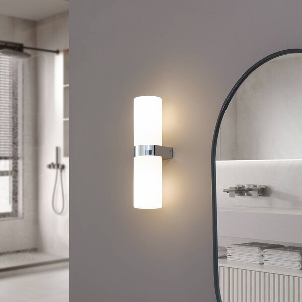 Lucande Basolo kúpeľňové nástenné svietidlo, chróm, výška 31,5 cm, sklo, IP44, Chrómová / strieborná, Kúpeľňa, Moderný, Nástenné svietidlo
