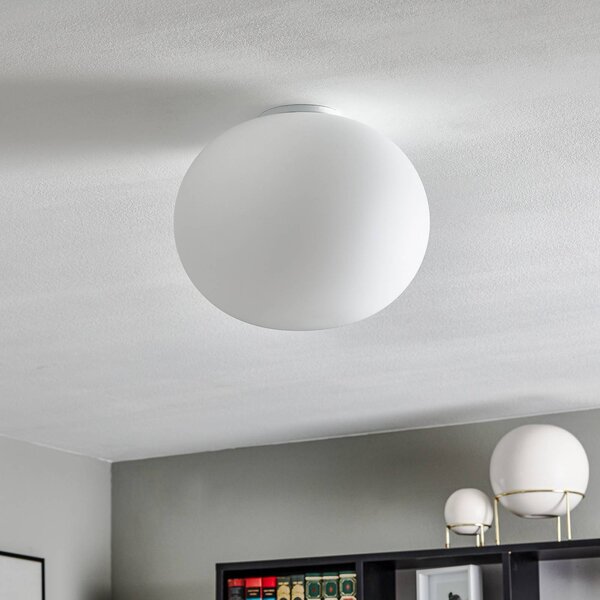FLOS Glo-Ball - guľové stropné svietidlo 33 cm, Biela / opálová, Obývacia izba / jedáleň, Sklo, Dizajn, Závesné svietidlo