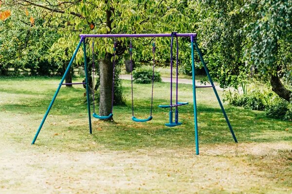 Súprava troch hojdačiek s kovovou konštrukciou PLUM PRODUCTS LTD. 109422102