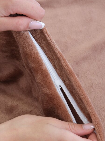 Obliečka na vankúš mikroplyš 50 × 70 cm – Laura mocha mousse