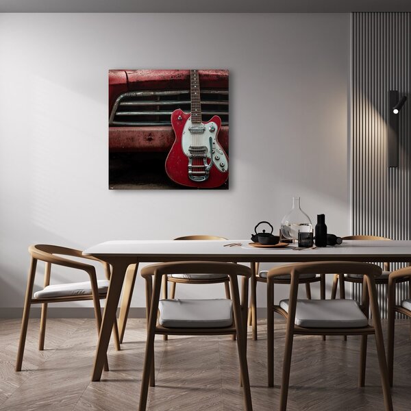 Obraz červená gitara pred autom
