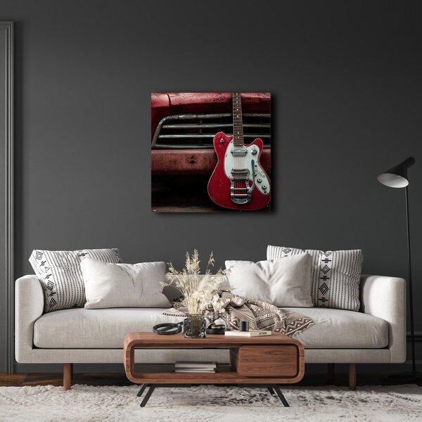 Obraz červená gitara pred autom
