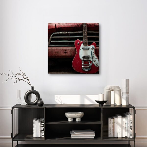 Obraz červená gitara pred autom