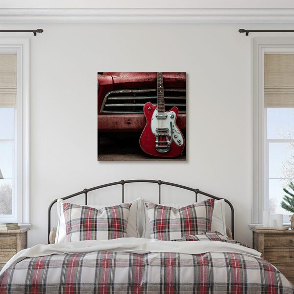Obraz červená gitara pred autom