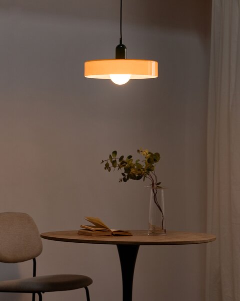 Závesná lampa oranžová sklenené tienidlo okrúhly tvar moderný retro štýl obývacia izba kuchyňa jedáleň