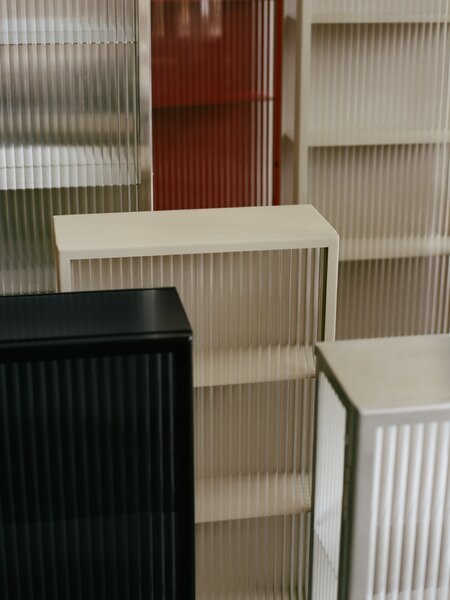 Nástenná skrinka Haze Reeded Glass – Cashmere