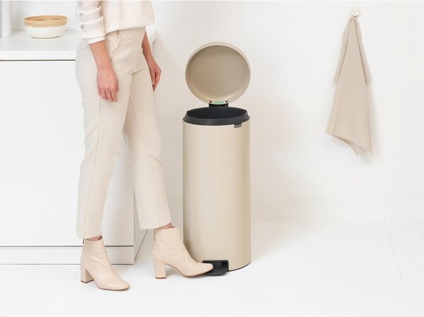 Béžový nášľapný oceľový odpadkový kôš 30 l NewIcon – Brabantia
