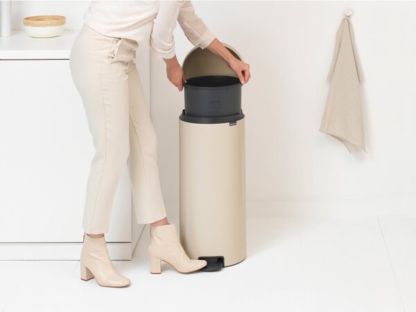 Béžový nášľapný oceľový odpadkový kôš 30 l NewIcon – Brabantia