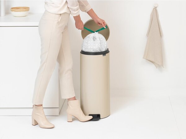 Béžový nášľapný oceľový odpadkový kôš 30 l NewIcon – Brabantia