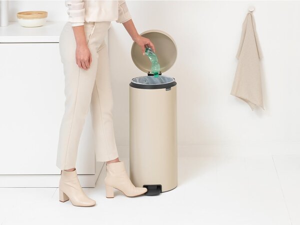 Béžový nášľapný oceľový odpadkový kôš 30 l NewIcon – Brabantia