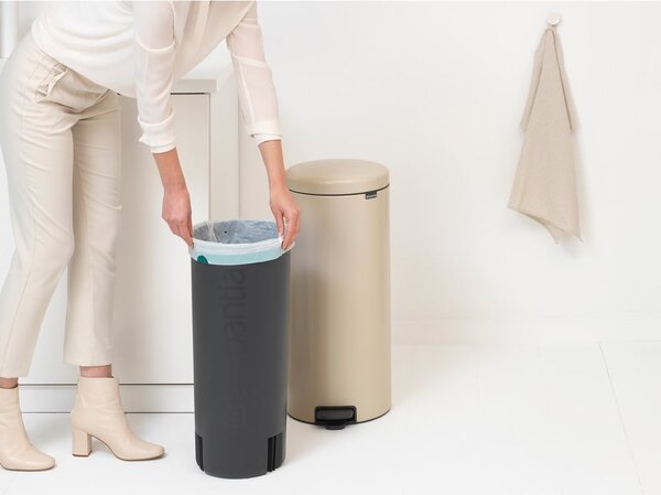 Béžový nášľapný oceľový odpadkový kôš 30 l NewIcon – Brabantia