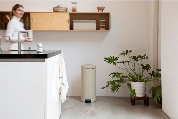 Béžový nášľapný oceľový odpadkový kôš 30 l NewIcon – Brabantia