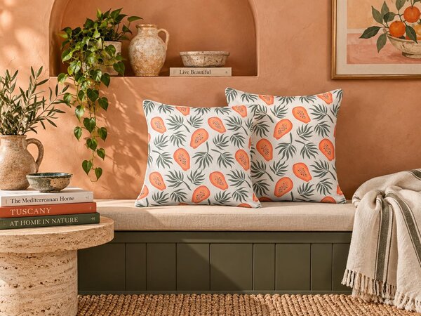 Sada 2 dekoratívnych vankúšov oranžová a zelená polyester 45 x 45 cm vzor papáje štvorcový letný motív dekoračný doplnok