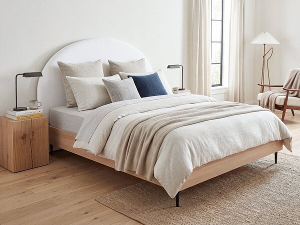Posteľ biela svetlé drevo polyester 180 x 200 cm čalúnené čelo MDF rám kovové nohy lamelový rošt moderný štýl spálňa
