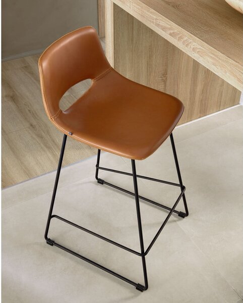 Koňakovohnedá barová stolička z imitácie kože (výška sedadla 65 cm) Zahara – Kave Home