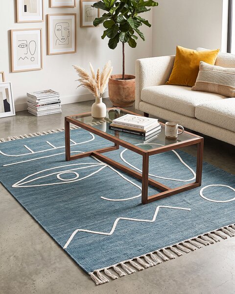 Koberec modrý polyester 140 x 200 cm ručne tkaný obdĺžnikový abstraktný vzor so strapcami boho do interiéru a exteriéru
