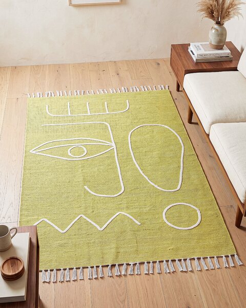 Koberec žltý polyester 140 x 200 cm ručne tkaný obdĺžnikový abstraktný vzor so strapcami boho do interiéru a exteriéru