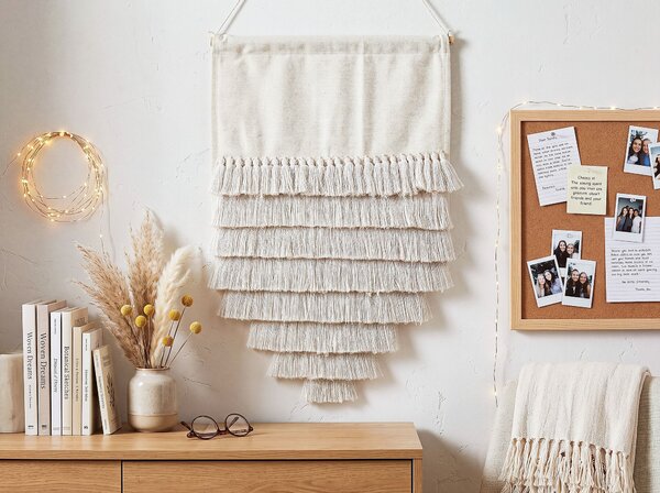 Závesná nástenná dekorácia krémová biela bavlnená ručne tkaná so strapcami boho štýl obývacia izba spálňa