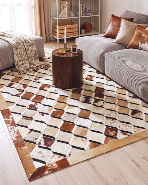 Koberec hnedá béžová hovädzia koža 160 x 230 cm geometrický patchworkový vzor obdĺžnikový tvar boho moderný štýl obývačka spálňa