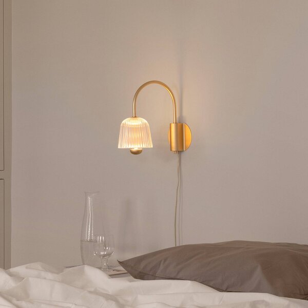 Nuura LED nástenné svetlo Asteea, šírka 16 cm, mosadzová farba/číra, Mosadz / zlato, Obývacia izba / jedáleň, kov, Škandinávsky, Nástenné svietidlo