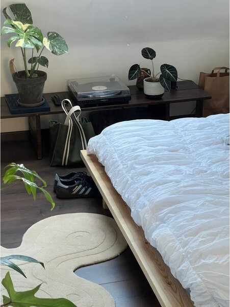 Jednolôžková posteľ z borovicového dreva s roštom v prírodnej farbe 120x200 cm Japan – Karup Design