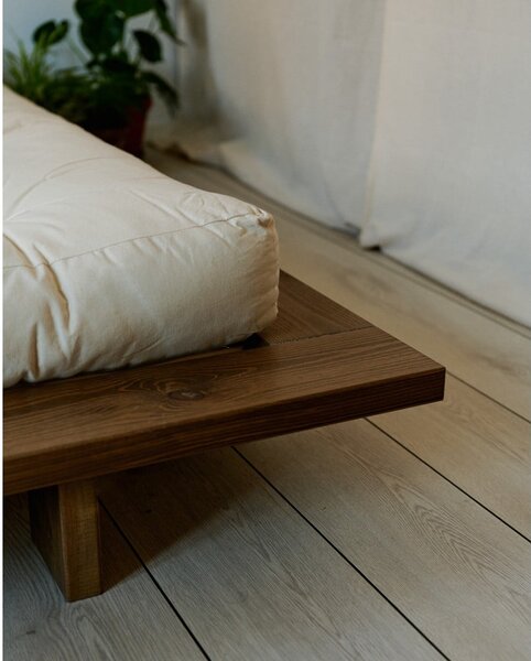 Hnedá jednolôžková posteľ z borovicového dreva s roštom 120x200 cm Japan – Karup Design