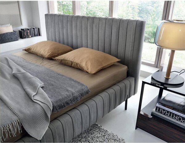 Sivá čalúnená dvojlôžková posteľ s úložným priestorom s roštom 160x200 cm Plissa – ELTAP