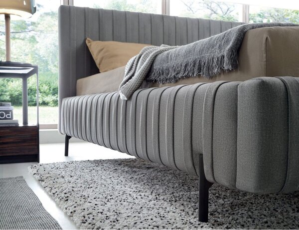 Sivá čalúnená dvojlôžková posteľ s úložným priestorom s roštom 160x200 cm Plissa – ELTAP