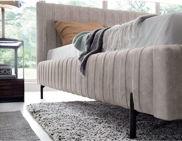 Béžová čalúnená dvojlôžková posteľ s úložným priestorom s roštom 140x200 cm Plissa – ELTAP
