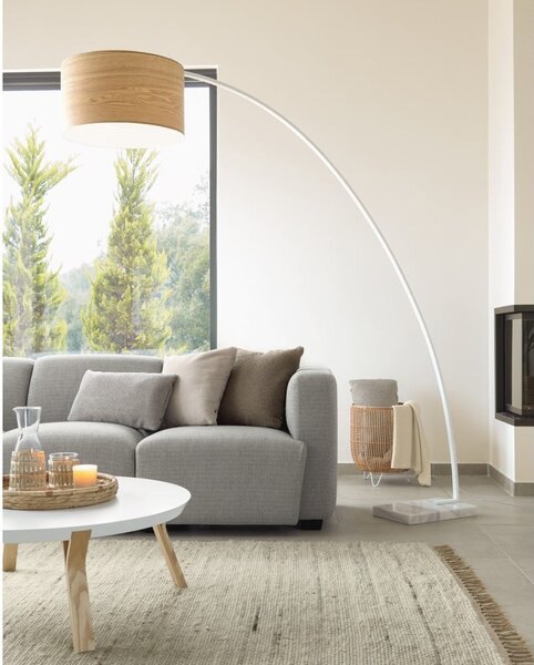 Biela/v prírodnej farbe stojacia lampa s dreveným tienidlom (výška 210 cm) Juhe Ash – Kave Home